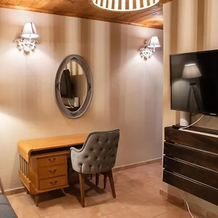 Dandy Tsagkarada-sweet Apple-mini Pool *